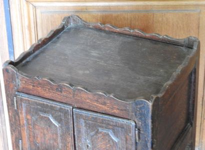 Small molded oak flying table opening in...