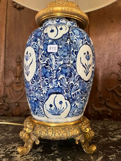 Vase en faïence de Delft de forme balustre...