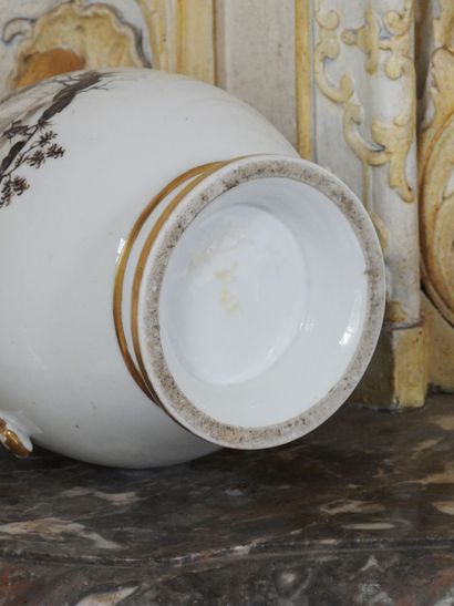 Verseuse en porcelaine de Paris à décor sur...