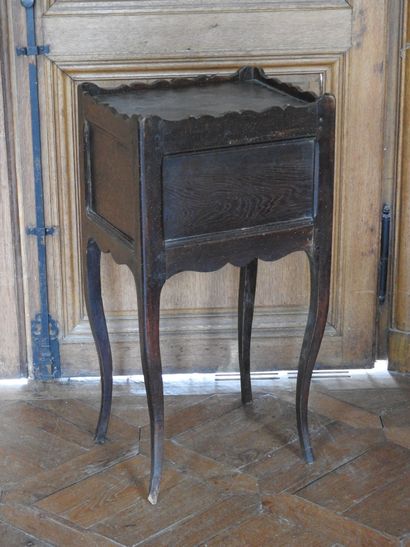 Small molded oak flying table opening in...