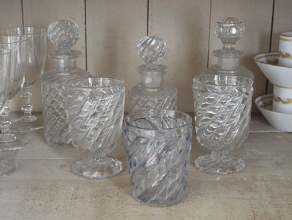 BACCARAT: Lot in pressed molded crystal including...