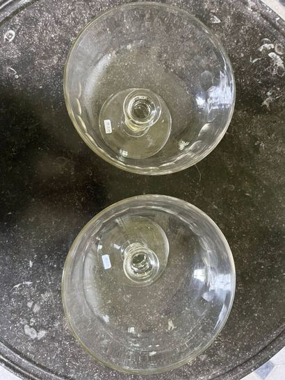 Paire de coupes en verre soufflé à cotes...
