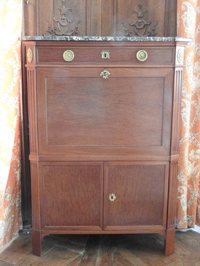 
Straight secretary in mahogany veneer, opening...