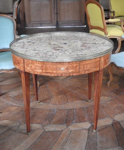 Table bouillotte in veneer and inlaid decoration...