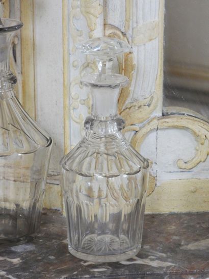 Réunion de deux carafes en cristal taillé...