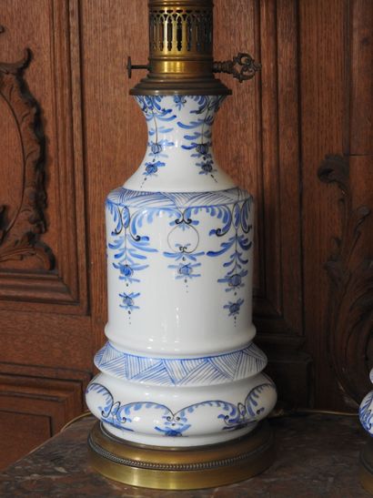 Pair of oil lamps in porcelain with white-blue...