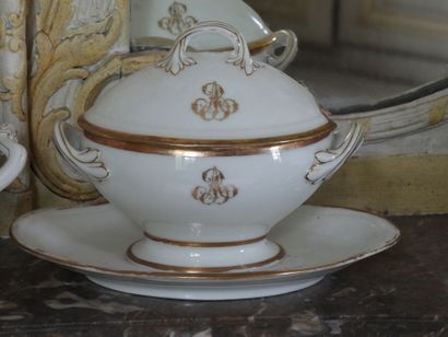 Réunion d'une petite soupière et d'une saucière...