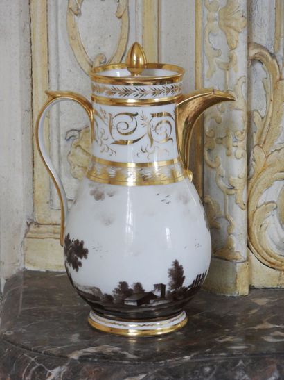 Verseuse en porcelaine émaillée et dorée...