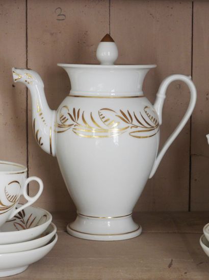 Partie de service à café en porcelaine blanche...