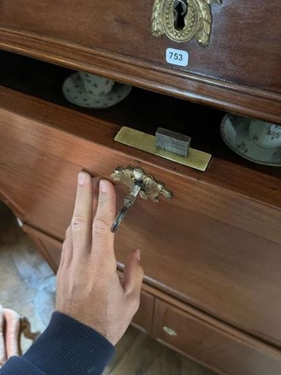 
Straight secretary in mahogany veneer, opening...