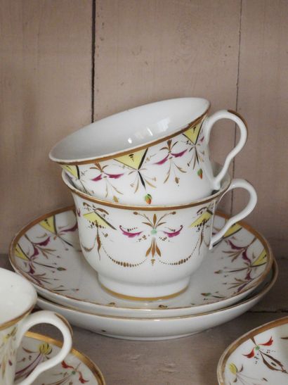 Suite de quatre tasses à chocolat en porcelaine...