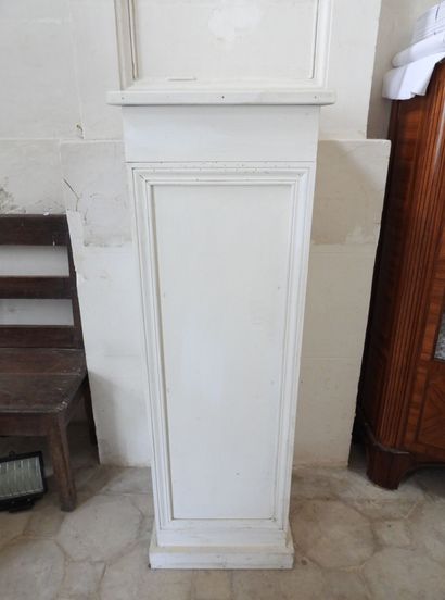 Meeting of three columns in white lacquered...