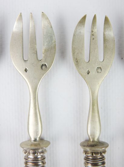 Suite of eleven oyster forks with horn handles...