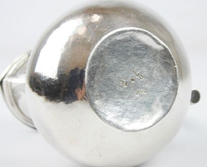 Selfish silver pot with flat bottom and medallion...
