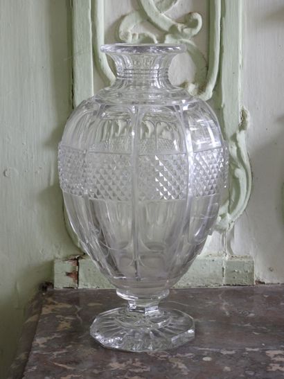 Paire de vases en cristal taillé et facetté...