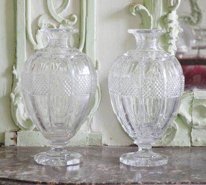 Paire de vases en cristal taillé et facetté...