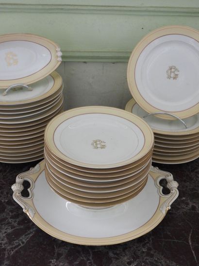 Partie de service de table en porcelaine...