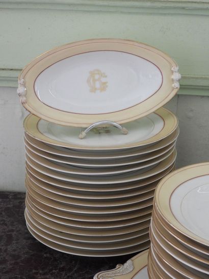 Partie de service de table en porcelaine...