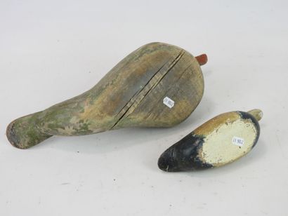 Two APPEALERS in painted wood. H.: 10 and...