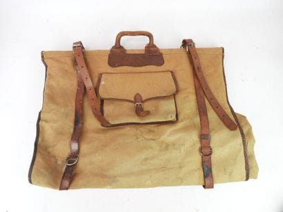BAG OF BATTLE in canvas. 52 x 60 cm. Wor...