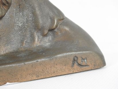 BUST of a dog in bronze, signed RM. 13 x...