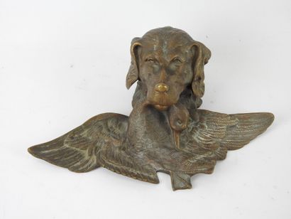 Bronze inkwell decorated with a hunting dog's...