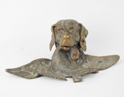 Bronze inkwell decorated with a hunting dog's...