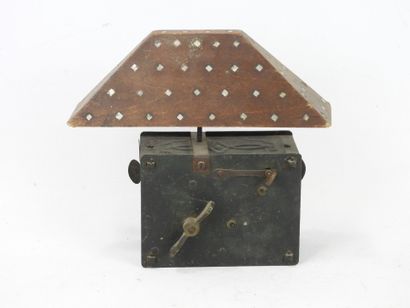 Wood and metal mirror. Mechanical winding...