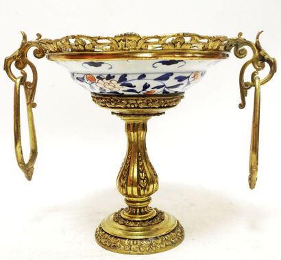 JAPAN

Imari porcelain bowl with floral decoration,...
