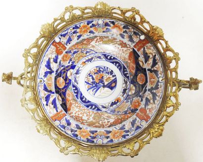 JAPAN

Imari porcelain bowl with floral decoration,...