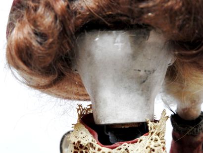 
RENOU : Young woman powdering her face





Automaton....