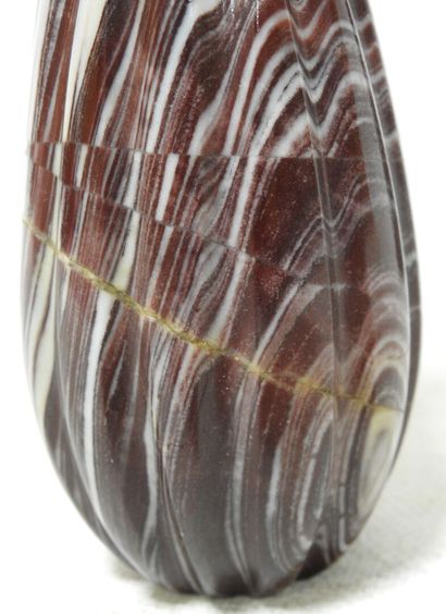 Meeting of two flasks cut in red dolomite.

H.:...