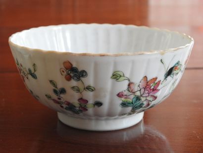 CHINA: Pair of porcelain bowls of circular...