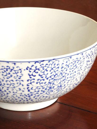LARGE porcelain CUP of circular form with...