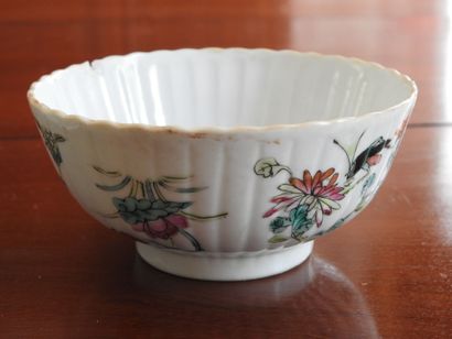 CHINA: Pair of porcelain bowls of circular...