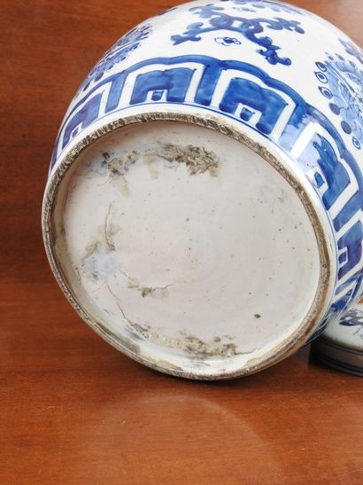 CHINA: Porcelain ginger pot with blue underglaze...