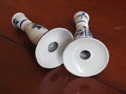PAIR OF FLAMPS in white blue porcelain in...