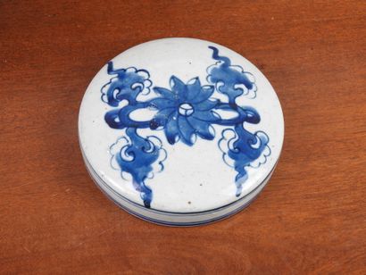 CHINA: Porcelain ginger pot with blue underglaze...