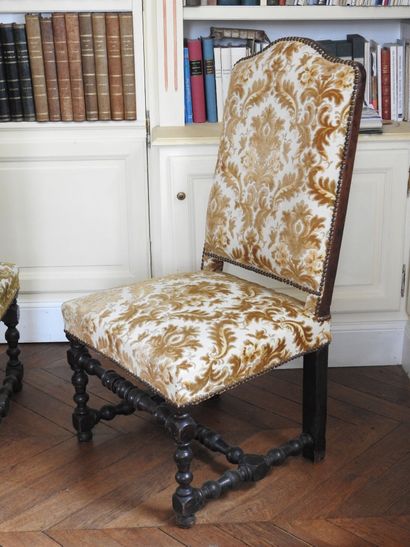 Suite of THREE CHAIRS in natural wood with...