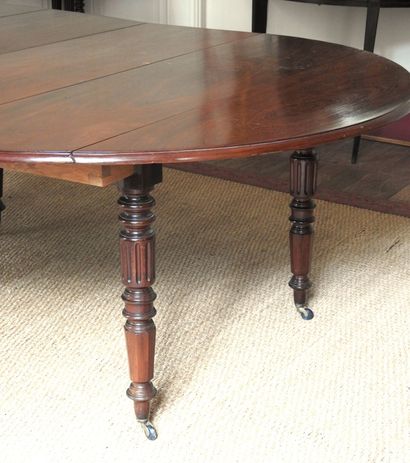 Dining room table in mahogany of oval shape...