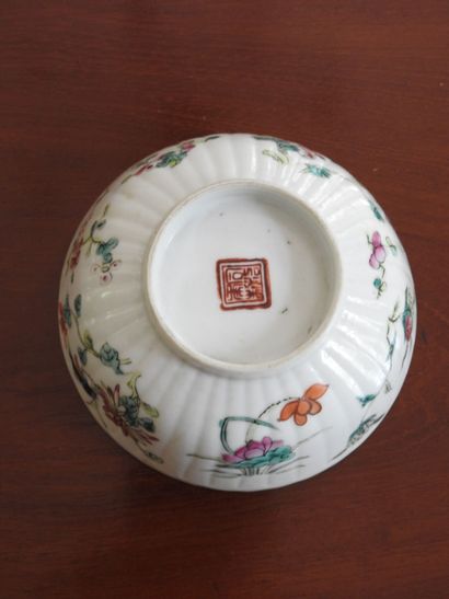 CHINA: Pair of porcelain bowls of circular...