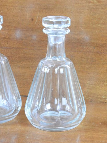 BACCARAT : Pair of crystal decanters model...