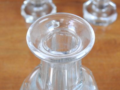 BACCARAT : Pair of crystal decanters model...