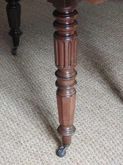 Dining room table in mahogany of oval shape...
