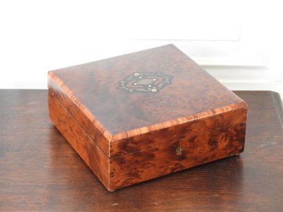 Square-shaped box in burr walnut and medallion...