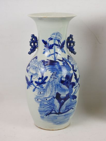 CHINA: Meeting of three porcelain vases of...