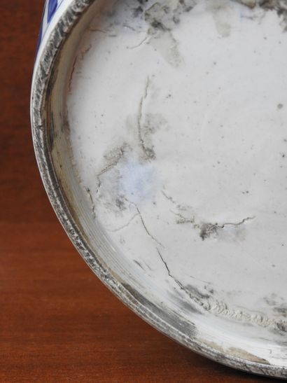 CHINA: Porcelain ginger pot with blue underglaze...