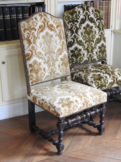 Suite of THREE CHAIRS in natural wood with...