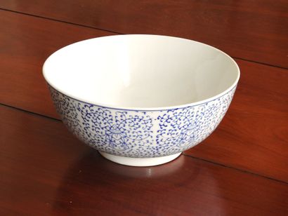 LARGE porcelain CUP of circular form with...