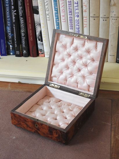 Square-shaped box in burr walnut and medallion...